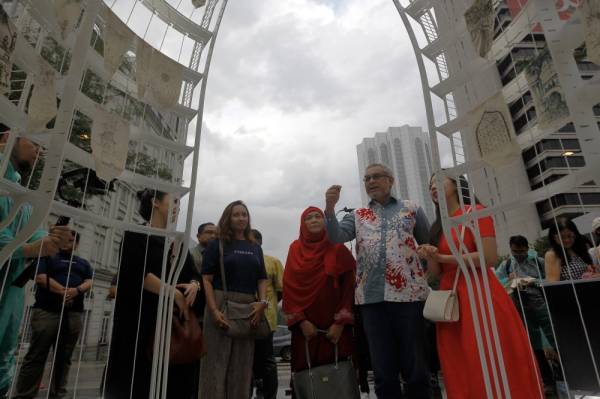 Khalid Abdul Samad (tiga, kiri) ketika hadir pada Program 'Art In The City' anjuran Agensi Pembangunan Ekonomi Kebudayaan (Cendana) di Masjid Jamek 'Look Out Point' River of Life (RoL) hari ini. -Foto Bernama