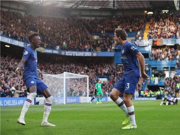 Marcos Alonso (kanan) meraikan gol kemenangan Chelsea bersama Callum Hudson-Odoi selepas menewaskan Newcastle United,1-0 awal pagi tadi. - Foto Reuters