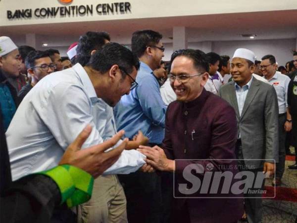 Khairil Nizam (kanan) ketika menghadiri program Townhall Mega Anak Muda di Bangi malam tadi.