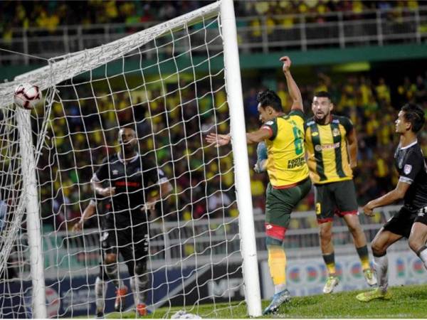 Pemain Kedah, Mohamad Zakuan Adha Abd Razak menjaringkan gol ke-3 pasukannya menjadikan gol penyamaan 3-3 pada Perlawanan Piala Malaysia separuh akhir 1, Kedah bertemu Pahang di Stadium Darul Aman malam tadi. - Foto Bernama