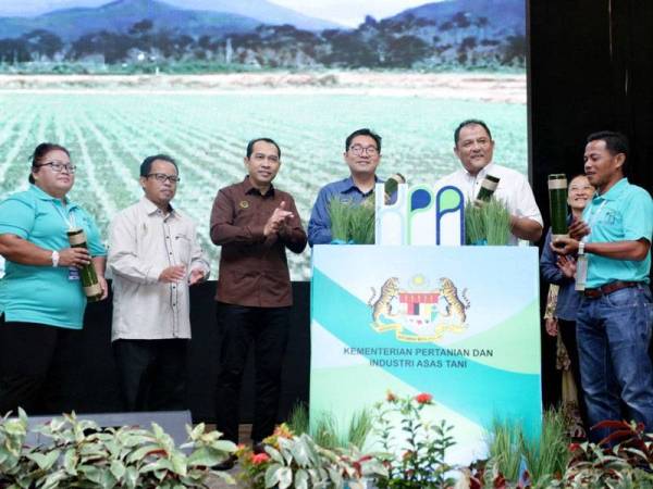 Tse Tzin (tiga dari kanan) merasmikan Konvensyen Kebangsaan Kumpulan Pengguna Air (KPA) 2019 bertemakan ‘Petani Kita, Masa Depan Kita’ semalam.