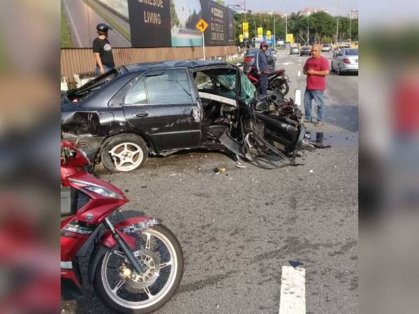 Keadaan kereta mangsa selepas terbabas dan melanggar tiang lampu dalam kejadian itu. - Foto: Ihsan IPD Petaling Jaya