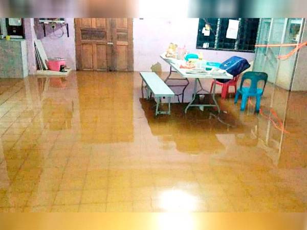 Keadaan rumah penduduk yang dilanda banjir kilat malam tadi.