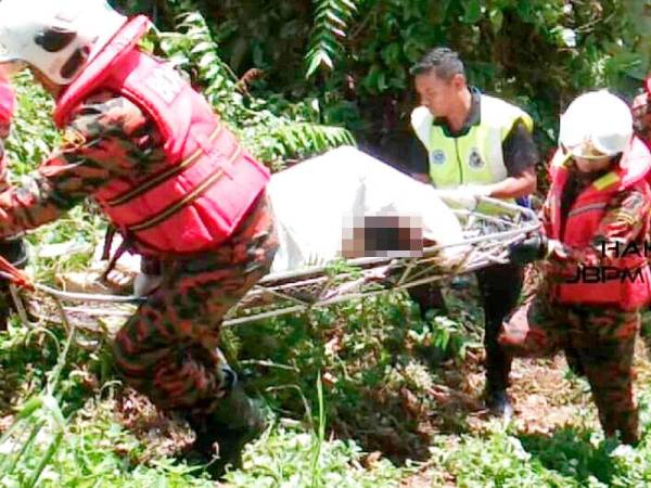 Anggota bomba mengangkat mayat mangsa sebelum diserahkan kepada polis untuk tindakan lanjut. - Foto: FB JBPM Pahang