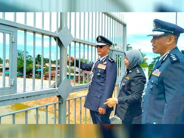 Hasanuddin (kiri) meninjau kerja-kerja pembinaan benteng yang giat dilakukan oleh kerajaan Thailand melalui Jambatan Muhibbah Malaysia-Thailand.