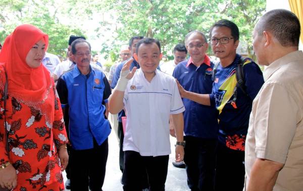 Maszlee (tengah) menghadiri Program Jom Sekolah 2020 anjuran Yayasan Harapan Pontian di Sekolah Menengah Kebangsaan Teluk Kerang hari ini. - Foto Bernama
