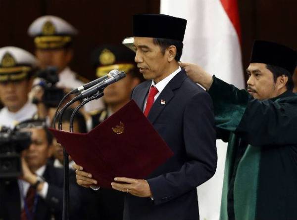  Presiden Joko Widodo (Jokowi) hari ini mengangkat sumpah sebagai Presiden Indonesia bagi penggal kedua pada majlis pelantikannya di bangunan Parlimen Indonesia yang turut dihadiri pemimpin luar termasuk Perdana Menteri Malaysia, Tun Dr Mahathir Mohamad.