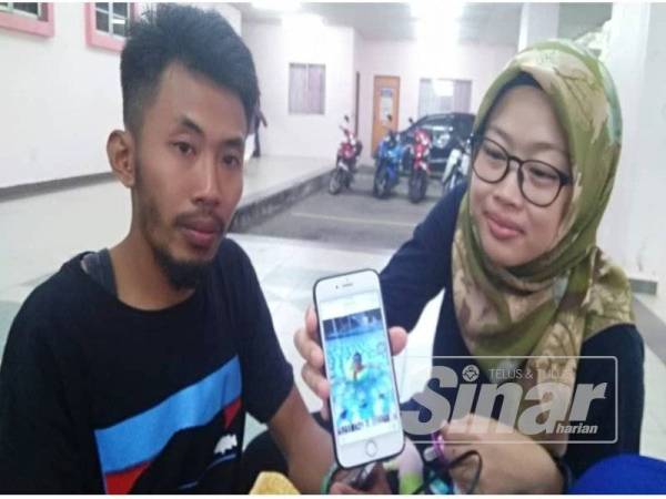 Norshazela bersama suaminya menunjukkan gambar anak mereka yang dirakamkan di taman tema air tersebut.