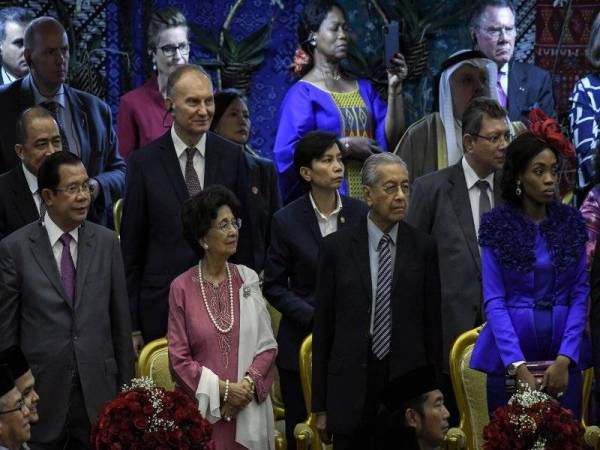 Dr Mahathir (tiga dari kiri) bersama isterinya Tun Dr Siti Hasmah Mohd Ali (dua dari kiri) ketika hadir pada Majlis mengangkat sumpah jawatan Presiden Indonesia di Bangunan Parlimen Indonesia hari ini.FOTO: BERNAMA