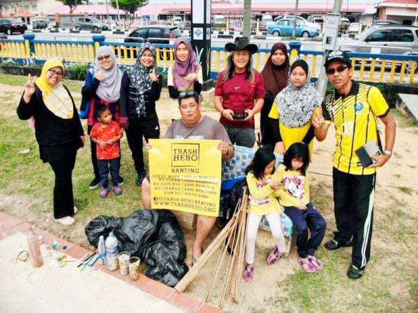 Sukarelawan Trash Hero Banting bergambar selepas menjalankan aktiviti pembersihan di Dataran Banting.