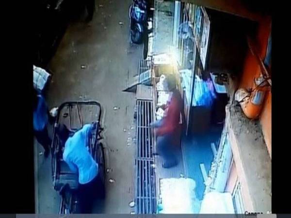 Rakaman CCTV menunjukkan mangsa jatuh tepat di atas belakang Zoo.