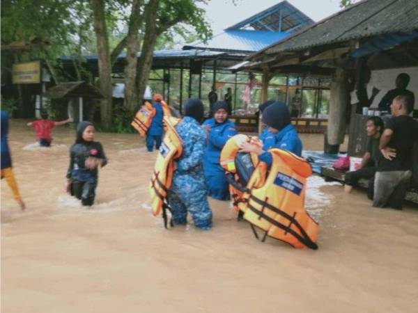 APM membantu memindahkan kesemua mangsa banjir di Pulau Misa Melayu ke PPS Dewan Orang Ramai Teluk Kepayang semalam.