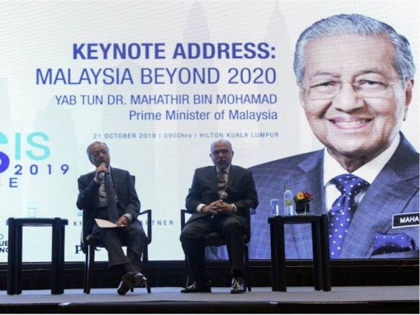 Dr Mahathir menjawab pertanyaan peserta pada Persidangan ISIS Praxis, ‘Malaysia Beyond 2020’ hari ini. Turut kelihatan Pengerusi dan Ketua Pegawai Eksekutif Institut Kajian Strategik dan Antarabangsa (ISIS) Malaysia, Tan Sri Rastam Mohd Isa. - Foto Bernama
