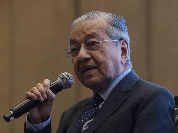 Perdana Menteri, Tun Dr Mahathir Mohamad ketika sesi soal jawab pada Persidangan ISIS Praxis, ‘Malaysia Beyond 2020’ di sini hari ini.  - Foto Bernama