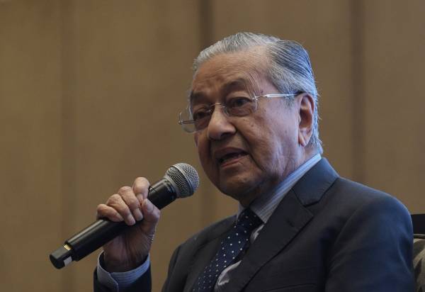 Dr Mahathir ketika sesi soal jawab pada Persidangan ISIS Praxis, ‘Malaysia Beyond 2020’ hari ini.  -Foto Bernama