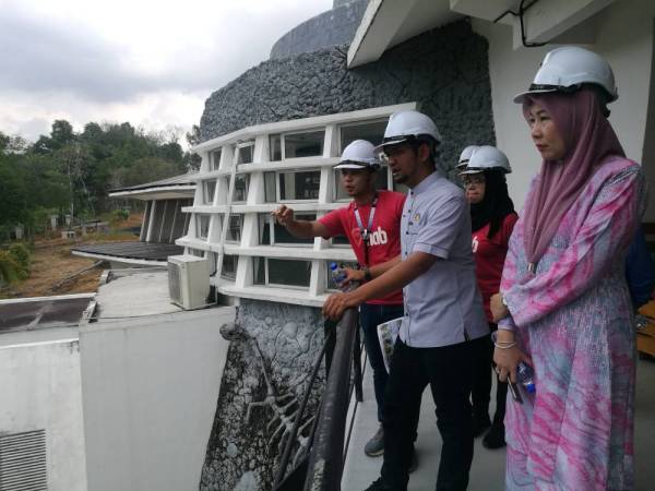 Sheikh Umar (dua dari kanan) ketika meninjau pembangunan Hab Belia di Hutan Bandar hari ini.