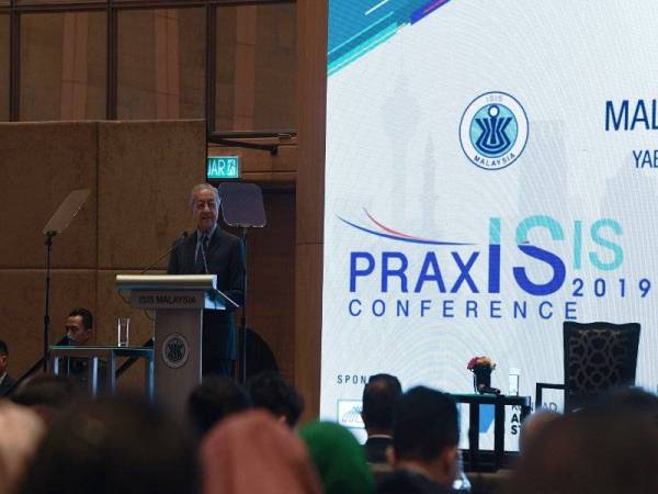 Dr Mahathir menyampaikan ucaptama pada Persidangan ISIS Praxis, ‘Malaysia Beyond 2020’ hari ini. FOTO: BERNAMA