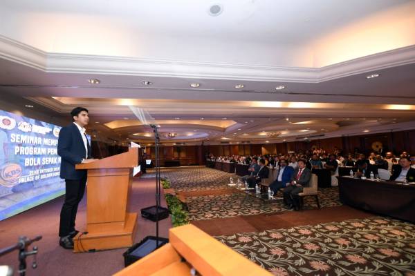 Syed Saddiq ketika sidang media selepas seminar Memperkasakan Program Pembangunan Bola Sepak Negara hari ini. -Foto Bernama