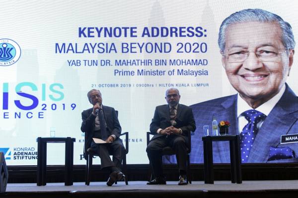 Dr Mahathir menjawab pertanyaan peserta pada Persidangan ISIS Praxis, ‘Malaysia Beyond 2020’ hari ini. -Foto Bernama