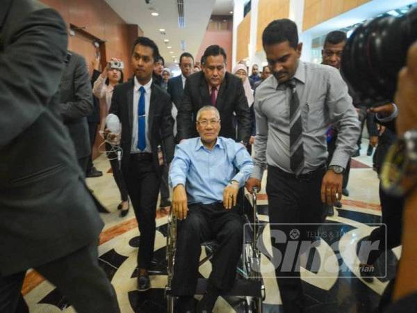 Mansor dikejarkan ke klinik Parlimen setelah rebah sewaktu menyampaikan perbahasan pada sidang Parlimen petang tadi.