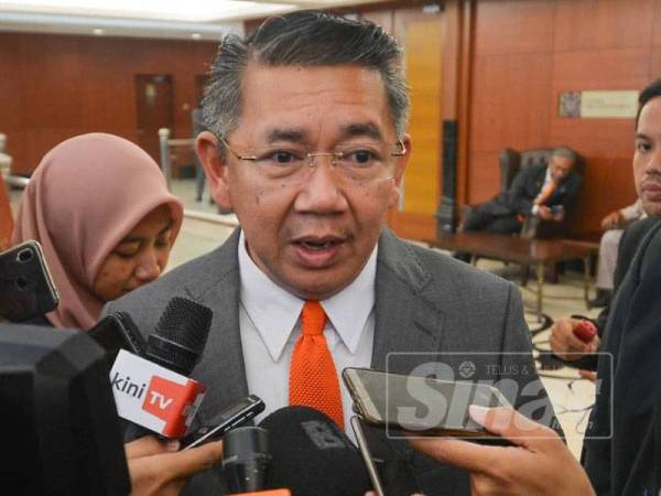 Salahuddin bercakap kepada pemberita di Parlimen. -Foto Sinar Harian SHARIFUDIN ABDUL RAHIM