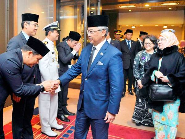 Yang di-Pertuan Agong Al-Sultan Abdullah Ri'ayatuddin Al-Mustafa Billah Shah dan Raja Permaisuri Agong Tunku Hajah Azizah Aminah Maimunah Iskandariah berangkat tiba di Tokyo hari ini, bagi menyaksikan Upacara Pertabalan Maharaja Jepun ke-126, Maharaja Naruhito di Istana Imperial, yang dijadualkan esok. -Foto Bernama