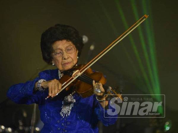 Isteri Perdana Menteri, Tun Dr Siti Hasmah Mohamad Ali menggesek biola ketika membuat persembahan khas diiringi Penyanyi Tanah Air, Datuk Siti Nurhaliza pada Makan Malam Amal Kempen Tabung Pahlawan di Wisma Perwira Angkatan Tentera Malaysia malam ini. 