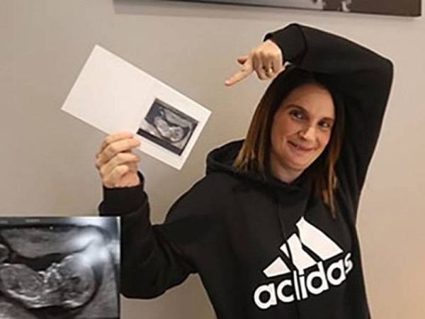 Sue Radford menunjukkan ultrasound terbaharu kandungan kini mencecah usia 15 minggu di YouTube kelmarin. - Foto Agensi