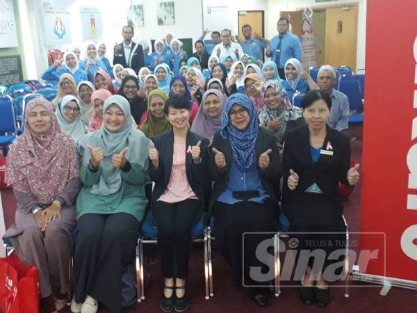 Siew Ling (duduk, tengah) bersama sebahagian peserta Kempen Kesedaran Kanser, Sehari Bersama Yakult di Kedah Medical Centre (KMC) semalam.