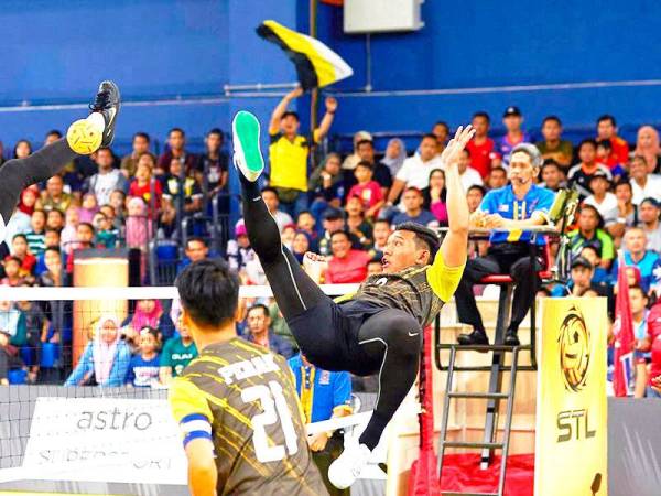 Antara aksi menarik dipamerkan pemain Perak Bison ketika menentang Kelantan Warriors pada saingan STL Liga Premier di Gem In Mall, Cyberjaya. - Foto: SepakTakraw League