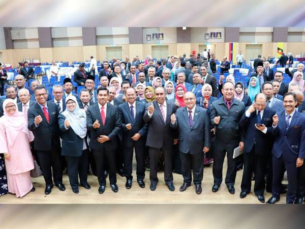 Abd Rahim (depan, enam dari kanan) pada sesi town hall bersama Ahli Majlis PBT Negeri Pahang di Dewan Tun Razak Temerloh semalam. -Foto Facebook Kerajaan Negeri Pahang