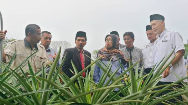 Ruhaida (empat dari kanan) merasmikan Projek Transformasi Lalang Ke Ladang di Sekolah Menengah Kebangsaan (SMK) Kedondong hari ini.