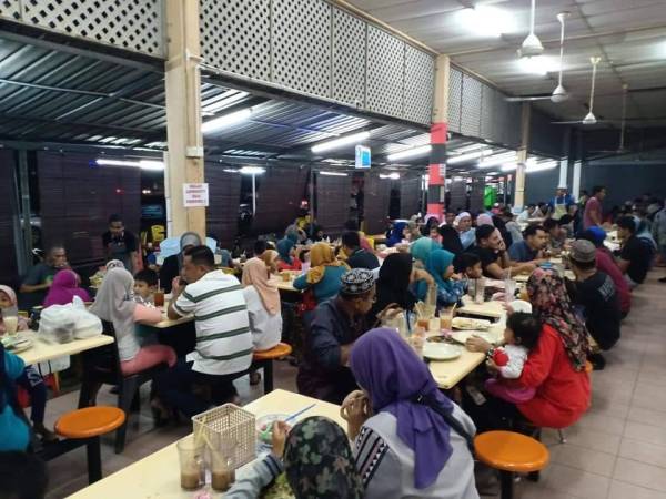 Peniaga kedai makan berharap kerajaan dapat pertimbangkan lagi beberapa perkara agar tidak menjejaskan rezeki rakyat. 