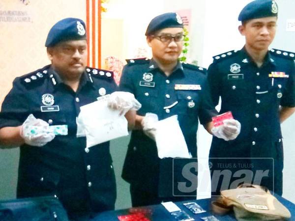 Shanmugamoorthy menunjukkan hasil rampasan pelbagai jenis dadah pada sidang media di Ibu Pejabat Polis Daerah Sentul di sini hari ini.