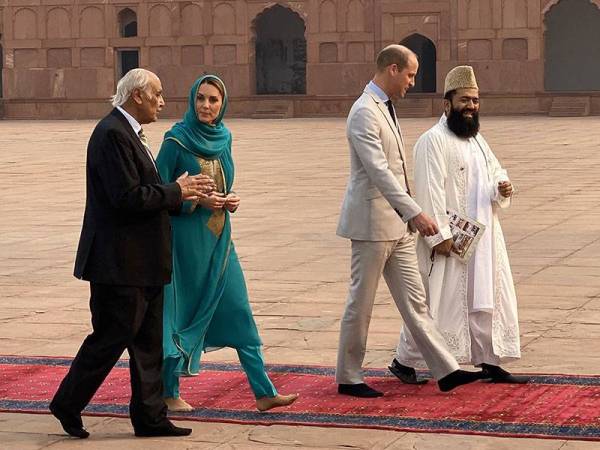 Kate menggayakan busana itu ketika melawat Masjid Badshahi yang terletak di Bandar Lahore, Pakistan bersama suaminya dan berada di Pakistan selama lima hari.