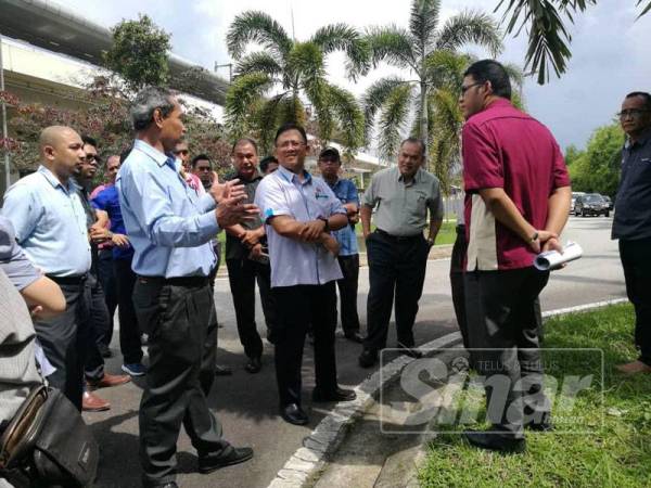 Mohammad Taufek (tengah) semasa membuat tinjauan dan lawatan turun padang di komuter Sungai Gadut hari ini.