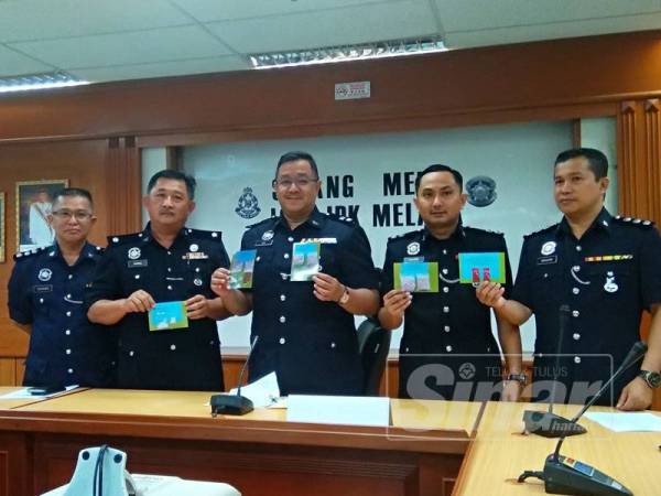 Zulkifli (tengah) menunjukkan gambar rampasan dadah dalam serbuan itu ketika sidang akhbar di IPK Melaka di Bukit Beruang di sini hari ini.