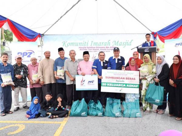 Penyerahan sumbangan beras oleh BERNAS kepada 20 keluarga asnaf yang diwakili oleh Ketua Pegawai Eksekutif PPZ MAIWP, Ahmad Shukri Yusoff (tengah) sempena Program Komuniti Imarah Masjid di Masjid Saidina Uthman Ibnu Affan.