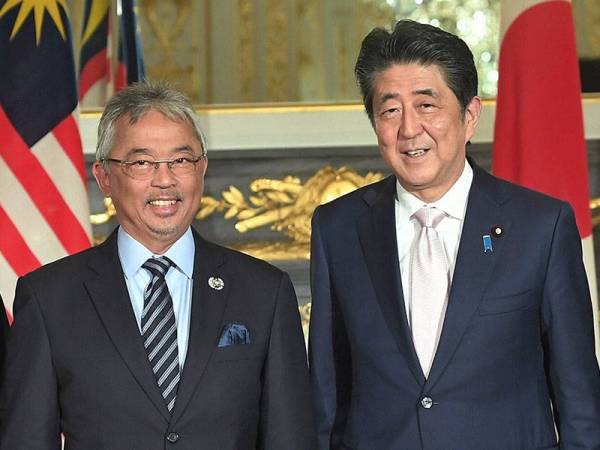 Yang di-Pertuan Agong, Al-Sultan Abdullah Ri’ayatuddin Al-Mustafa Billah Shah berkenan menerima menghadap Perdana Menteri Jepun Shinzo Abe di Rumah Tamu Negeri Akasaka hari ini. - Foto Bernama