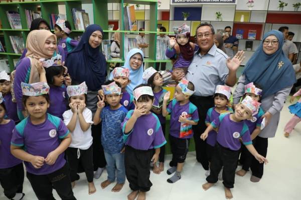 Haris ketika menyempurnakan Majlis Perasmian Perpustakaan Anggerik Aranda Seksyen 19, Shah Alam di sini hari ini.