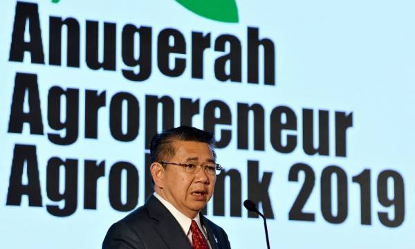 Salahuddin menyampaikan ucapan sempena Anugerah Agropreneur Agrobank 2019 hari ini. -Foto Bernama