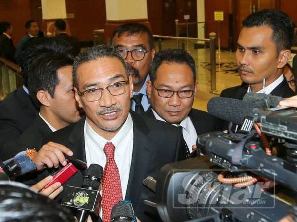 Hishammuddin ketika ditemui media di lobi Parlimen. -Foto Sinar Harian SHARIFUDIN ABDUL RAHIM