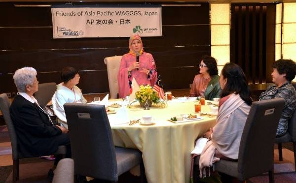 Raja Permaisuri Agong Tunku Hajah Azizah Aminah Maimunah Iskandariah berkenan bertitah pada Majlis Perjumpaan bersama 'Friends of Asia Pacific World Association of Girl Guide and Girl Scouts of Japan' di Hotel Metropolitan Edmont Tokyo hari ini. -Foto Bernama