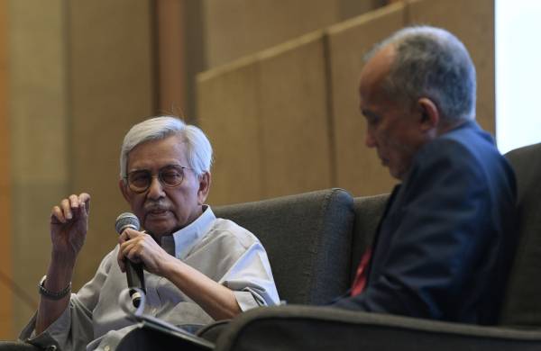 Tun Daim Zainuddin bercakap pada Sesi Perbincangan bersama moderator program Datuk Seri Azman Ujang pada Persidangan ISIS PRAXIS 2019 hari ini. -Foto Bernama