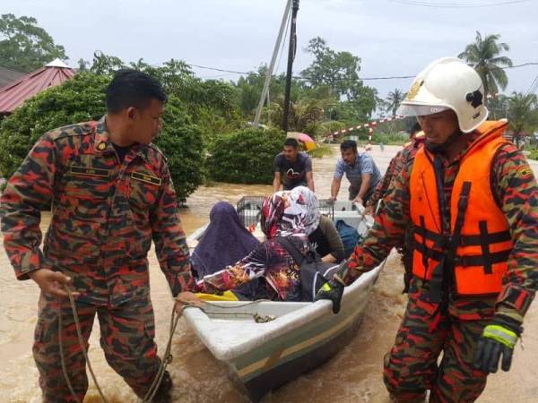 Pasukan bomba memindahkan mangsa yang terjejas akibat banjir di Gelang Patah, hari ini. -Foto Bomba Johor