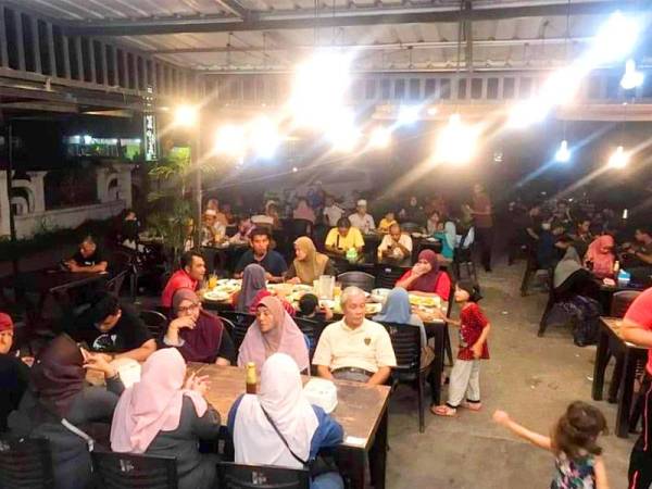 Pelanggan yang ramai menikmati makanan pada waktu tengah malam hingga awal pagi.