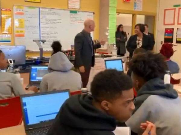 Seorang pelajar Sekolah Tinggi Dunbar di Washington (baju hitam) dirakam bertanya siapa, Jeff Bezos kepada rakannya.- Foto Twitter/@CTuckerNews