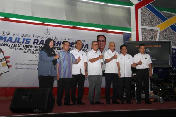 Wan Rosdy (empat dari kiri) dan Salehuddin (tiga dari kanan) sempena pelancaran aplikasi PahangGo di Dewan Majlis Perbandaran Bentong hari ini.