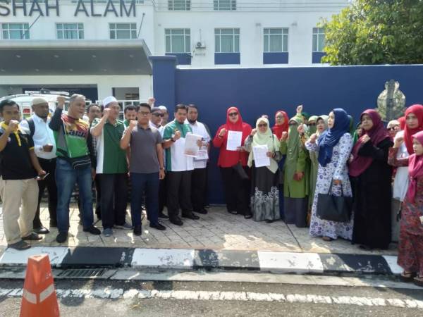 Dewan Muslimat Pas Selangor bersama Wanita UMNO Selangor dan NGO tampil bagi membuat laporan polis berhubung penyebaran komik tersebut.