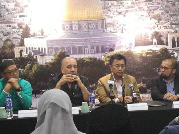 Dari kiri: Noorazman, Walid, Lukman dan Wan Rohimi Wan Daud (peguam MyAqsa).